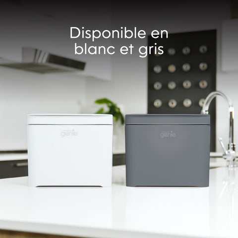 Two kitchen storage containers, one white and one gray, on a kitchen counter with text indicating color availability_FR-FR